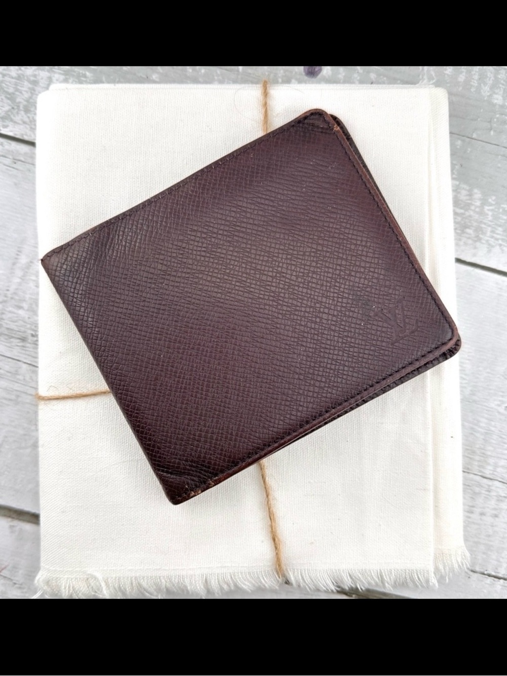 AUTHENTIC Louis Vuitton wallet. Dark brown.